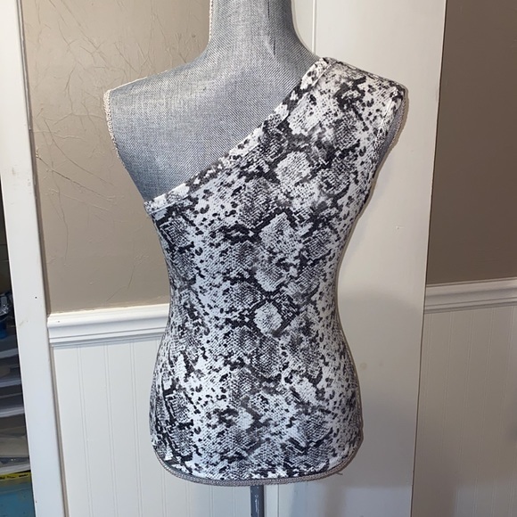 Vici Boa Ribbed One Shoulder Knit Tank Python Pattern - Picture 5 of 8